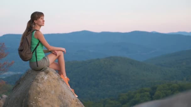 Yalnız Kadın Yürüyüşçü Kayalık Dağın Tepesinde Tek Başına Oturmuş Vahşi — Stok video