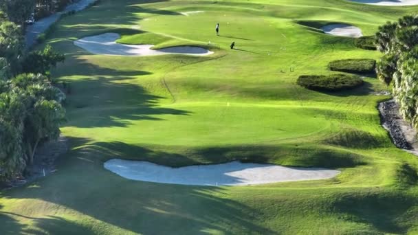 Atividades Livre Pessoas Ricas Jogador Golfe Profissional Praticando Campo Golfe — Vídeo de Stock