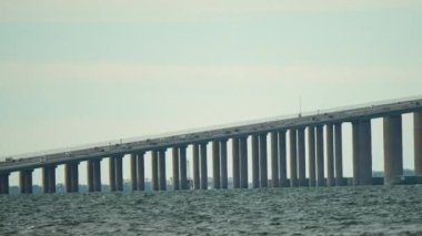Florida 'daki Tampa Körfezi' nin üzerinde trafik hareket halindeyken Sunshine Skyway Köprüsü. Ulaşım altyapısı kavramı.