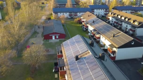 Słoneczne Panele Fotowoltaiczne Zamontowane Dachu Szwedzkiego Budynku Mieszkalnego Dzielnicy Linkoping — Wideo stockowe