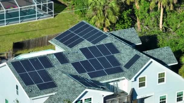 郊外の農村部できれいな生態系電気エネルギーの生産のための太陽光発電パネルで覆われた屋根を持つ標準的なアメリカの住宅 自律住宅の概念 — ストック動画