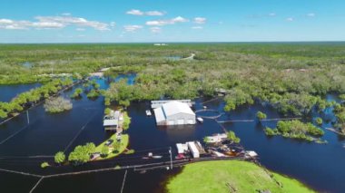 Etrafı Ian kasırgası ile çevrili sel suları Florida yerleşim bölgesindeki endüstriyel depo binası. Doğal afetin sonuçları..
