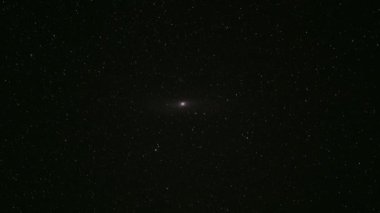 Andromeda Galaksisi 'nin zaman çizelgesi karanlık yıldızla kaplı gökyüzünde. Derin kozmos fotoğrafçılığı.