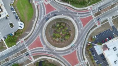 Dolambaçlı kavşakta hareket eden arabalarla şehir trafiğinin en üst görüntüsü. Şehir merkezindeki dairesel ulaşım kavşağından Viev.