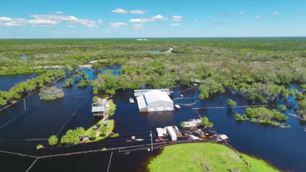 被飓风伊恩淹没 洪水淹没在佛罗里达州住宅区的工业仓库大楼中 自然灾害的后果 — 图库视频影像