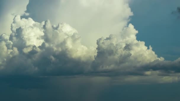 Czas Upływa Biały Puszysty Cumulonimbus Chmury Tworzące Przed Burzą Letnim — Wideo stockowe