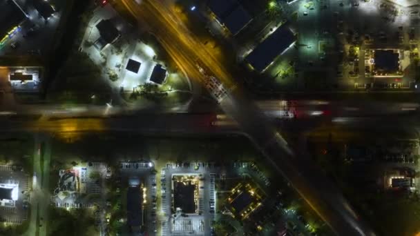 Gece Vakti Amerikan Şehrinde Trafik Işıkları Hareket Halindeki Arabaların Kesiştiği — Stok video