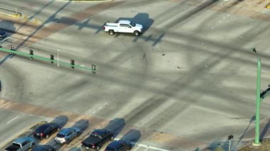 Trafik ışıklarıyla kesişen geniş yol manzaralı. ABD 'de şehir ulaşımı. Amerikan şehir trafiği yukarıdan.