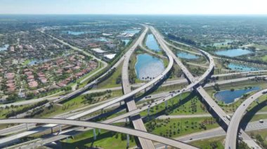 ABD ulaşım altyapısı konsepti. Miami, Florida 'daki büyük otoyol kavşağından hızlı hareket eden arabalar ve kamyonlarla.