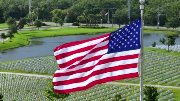 Государственный Флаг Сша Размахивающий Над Военным Кладбищем Рядами Белых Надгробных — стоковое видео