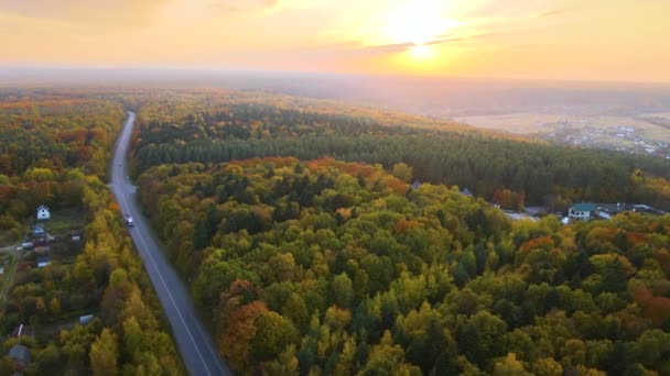 Gün Batımında Renkli Ormanlar Arasındaki Kır Yolunun Yukarısından Bak Güneşli — Stok video