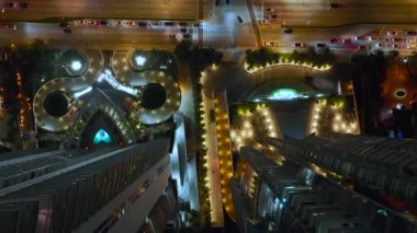 Yoğun trafik ve yüksek gökdelen binaları ile aydınlık şehir caddesinin yukarıdan görüntüsü Florida, ABD 'de Sunny Isles Beach şehir merkezinde. Gece vakti Amerikan turist bölgesi.