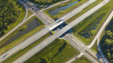 Yoğun Amerikan karayolu köprüsünün yeşil Florida bölgesinde hızlı hareket eden trafiğinin görüntüsü. Eyaletler arası ulaşım zamanı.