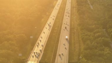 Florida 'daki kalabalık I-75 otobanından gün doğumunda trafiğin hızla ilerlediği manzarayı izleyin. Eyaletler arası hızlı ulaşım kavramı.