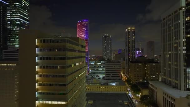 Pohled Shora Jasně Osvětlené Vysoké Mrakodrapy Budov Centru Čtvrti Miami — Stock video