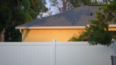 Arka bahçe koruması ve mahremiyet için beyaz plastik çit. Florida 'da vinil levha çiti..