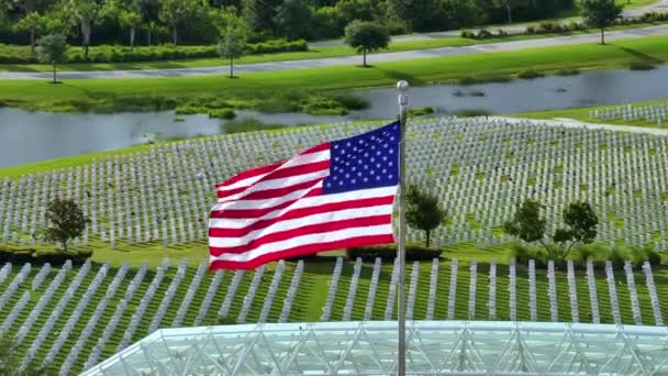 Letecký Pohled Americkou Vlajku Vlnící Nad Národním Hřbitovem Sarasota Řadami — Stock video