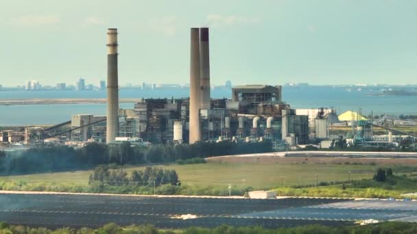 佛罗里达州坦帕附近阿波罗海滩的大弯曲电站的空中景观 主要燃煤发电厂发电 能源生产中的矿物燃料使用 — 图库视频影像