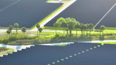 Temiz elektrik enerjisi üretmek için birçok sıra güneş fotovoltaik paneli bulunan sürdürülebilir büyük elektrik santralinin havadan görünüşü. Sıfır emisyon kavramı ile yenilenebilir elektrik.