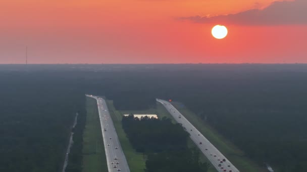 Günbatımında Hızla Hareket Eden Yoğun Amerikan Otoyolunun Havadan Görüntüsü Eyaletler — Stok video