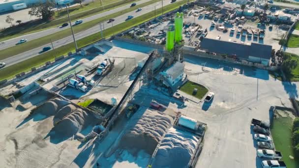 セメントトラックおよび重い建物装置が付いている産業区域のコンクリート混合の工場の航空眺め — ストック動画