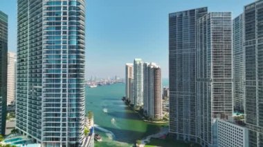 Miami Brickell 'in şehir merkezindeki hava manzarası modern Amerikan megapolis' indeki yüksek ticari gökdelen binaları arasında Miami River 'da lüks yatlar var..
