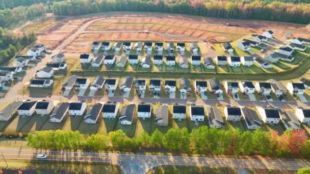 在卡罗莱纳郊区 正在建造位置紧凑的家庭住宅 从空中俯瞰房地产开发 发展美国郊区的概念 — 图库视频影像