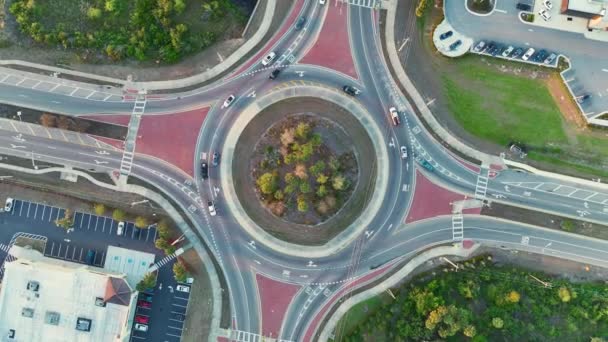 Letecký Pohled Křižovatku Kruhového Objezdu Americké Silnici Jedoucími Dopravními Vozy — Stock video