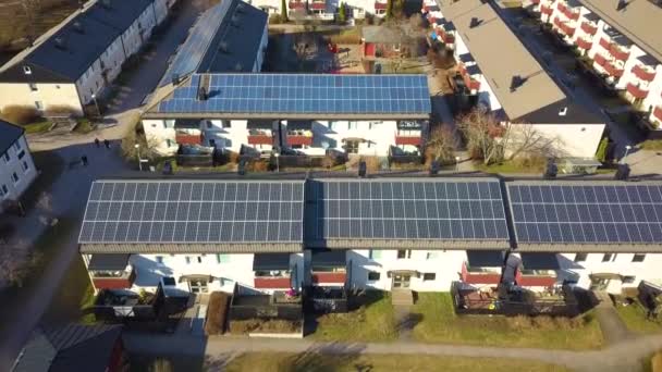 スウェーデンのアパートの建物の空中ビューは リンピング居住エリアの太陽光発電パネルで覆われています 再生可能エネルギー開発 — ストック動画