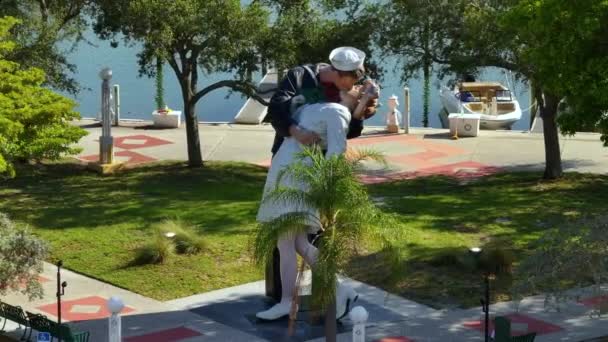 플로리다주 소타의 프론트 근처에 조건없는 항복의 동상의 — 비디오