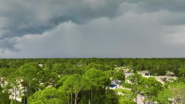 郊外の豪雨の際に暗い空に形成される暗い嵐の雲 — ストック動画