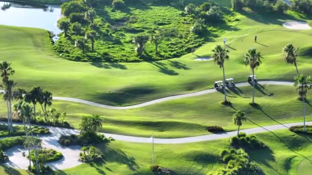 Friluftsliv För Rika Människor Professionella Golfspelare Tränar Golfbana Soliga Florida — Stockvideo