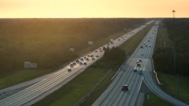 Florida 'daki yoğun Amerikan I-75 otoyolunun gün batımında hızlı giden trafiği. Eyaletler arası ulaşım kavramı.