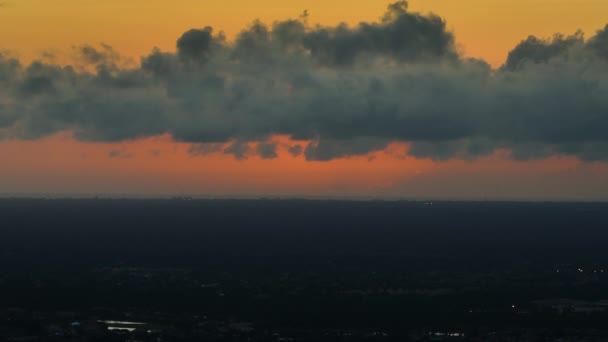 Puesta Sol Con Sol Poniente Brillante Detrás Coloridas Nubes Anaranjadas — Vídeo de stock