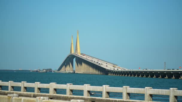 Sunshine Skyway Bridge Über Tampa Bay Florida Mit Bewegtem Verkehr — Stockvideo