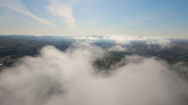 パフィーな朝の霧に覆われた風景の上からのトップビュー 雨雲の中で冷たい湿気のある空気凝縮 — ストック動画
