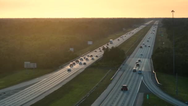 Florida Daki Yoğun Amerikan Otoyolunun Gün Batımında Hızlı Giden Trafiği — Stok video