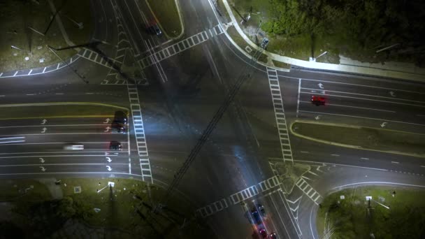Bovenaanzicht Van Grote Multilane Weg Kruising Met Verkeerslichten Bewegende Auto — Stockvideo