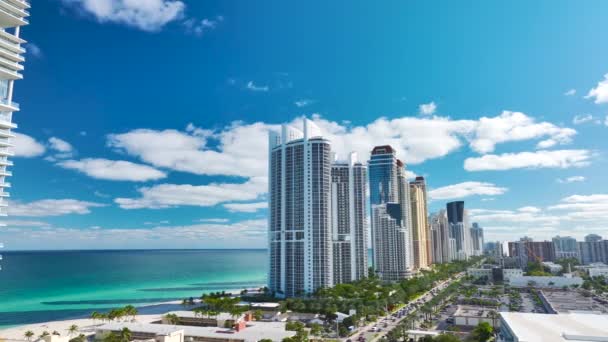 サニーアイルズビーチシティの大西洋岸の豪華な高層ホテルやコンドミニアムの上からの眺め 交通量の多い都市の通り 南フロリダのアメリカの観光インフラ — ストック動画