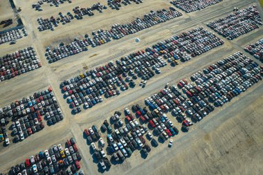 Açık arttırma rezonans şirketinin otoparkının havadan görüntüsü park halindeki araçlar yeniden pazarlama hizmetleri için hazır. İkinci el araç satışları.
