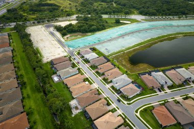 Florida 'da kapalı yaşam kulüplerinde sıkıca dolu yeni evleri olan inşaat alanının havadan görüntüsü. Amerikan banliyölerinde emlak gelişimine örnek olarak aile evleri.