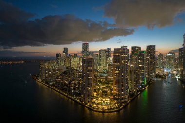 Florida, ABD 'de Miami Brickell şehir merkezinin hava görüntüsü. Modern Amerika 'nın orta kesimindeki parlak gökdelen binaları.