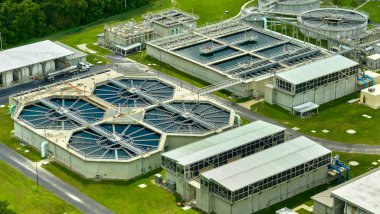 Kentsel atık su arıtma tesisindeki modern su temizleme tesisinin havadan görüntüsü. İstenmeyen kimyasalların, askıya alınmış katı maddelerin ve gazların kirlenmiş sıvılardan çıkarılması süreci.