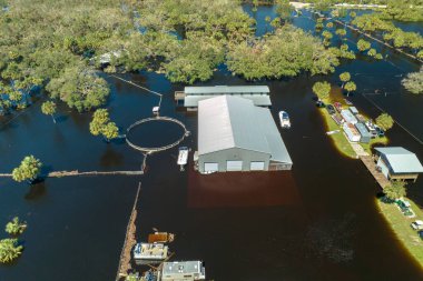 Doğal afetin sonuçları. Florida kırsal bölgesinde Ian kasırgası yüzünden sanayi deposunu su bastı..