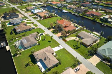 Florida kıyı yerleşim bölgesindeki Ian kasırgasından sonra evdeki çatılar hasar görmüş. Doğal afetin sonuçları..