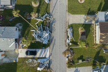 Florida gezici ev bölgesindeki Ian Kasırgası 'nın yol kenarındaki enkaz yığınları ağır hasar gördü. Doğal afetin sonuçları..