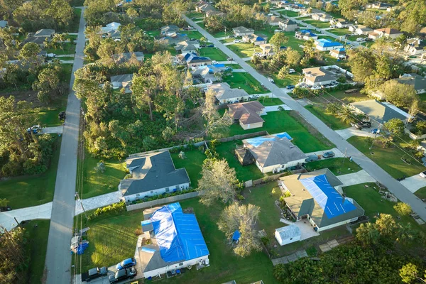 Luftaufnahme Von Beschädigten Dächern Hurrikan Ian Häuser Mit Blauer Schutzplane — Stockfoto