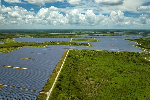 Temiz Elektrik Enerjisi Üretmek Için Fotovoltaik Panelleri Olan Tarımsal Tarım — Stok fotoğraf