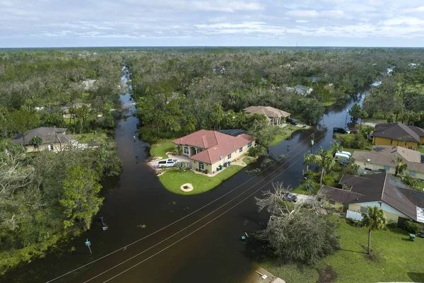 Florida yerleşim bölgesinde Ian kasırgası ile sel basmış evler. Doğal afetin sonuçları..