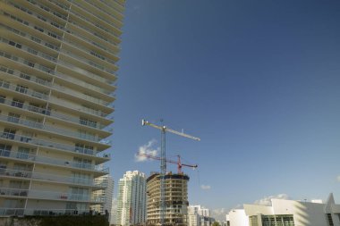 Amerikan kentsel bölgesinde yeni gelişen direncin havadan görüntüsü. Miami, Florida 'da endüstriyel inşaat alanında vinçler. ABD 'de konut büyümesi kavramı.